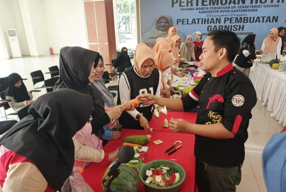 KETERAMPILAN: Darma Wanita Persatuan (DWP) UP Sekretariat Daerah Kabupaten Kutai Kartanegara (Kukar) menggelar pelatihan pembuatan garnish.