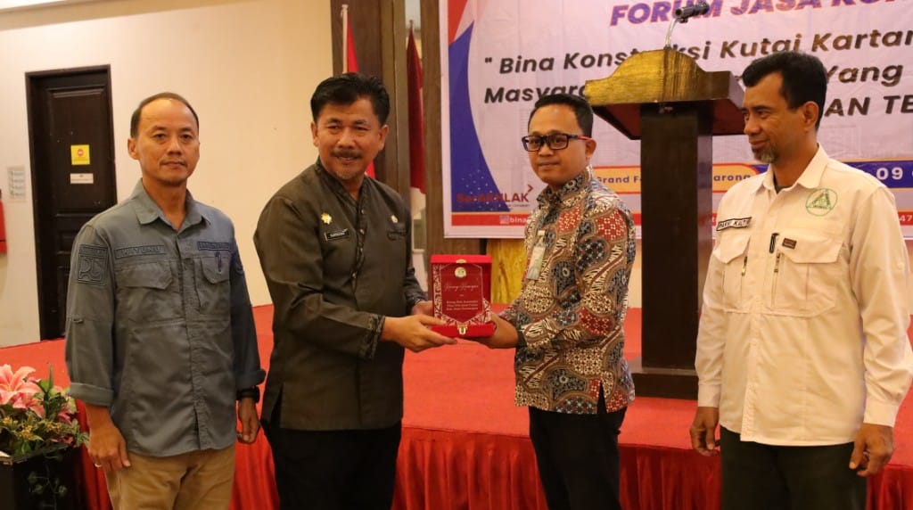 SINERGI: Forum Jasa Konstruksi dengan tema Bina Konstruksi Kutai Kartanegara mewujudkan masyarakat konstruksi berkualitas menuju Kukar Idaman Terbaik.