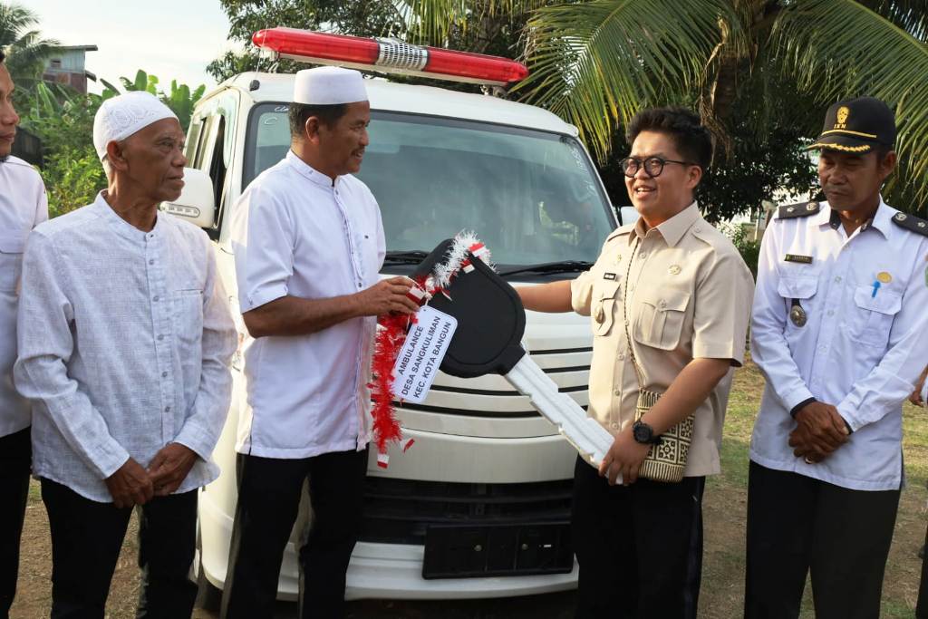 DUKUNGAN: Rendi Solihin bersama perangkat daerah terkait melakukan serangkaian kunjungannya ke sejumlah desa di Kecamatan Kota Bangun, untuk menyampaikan bantuan.