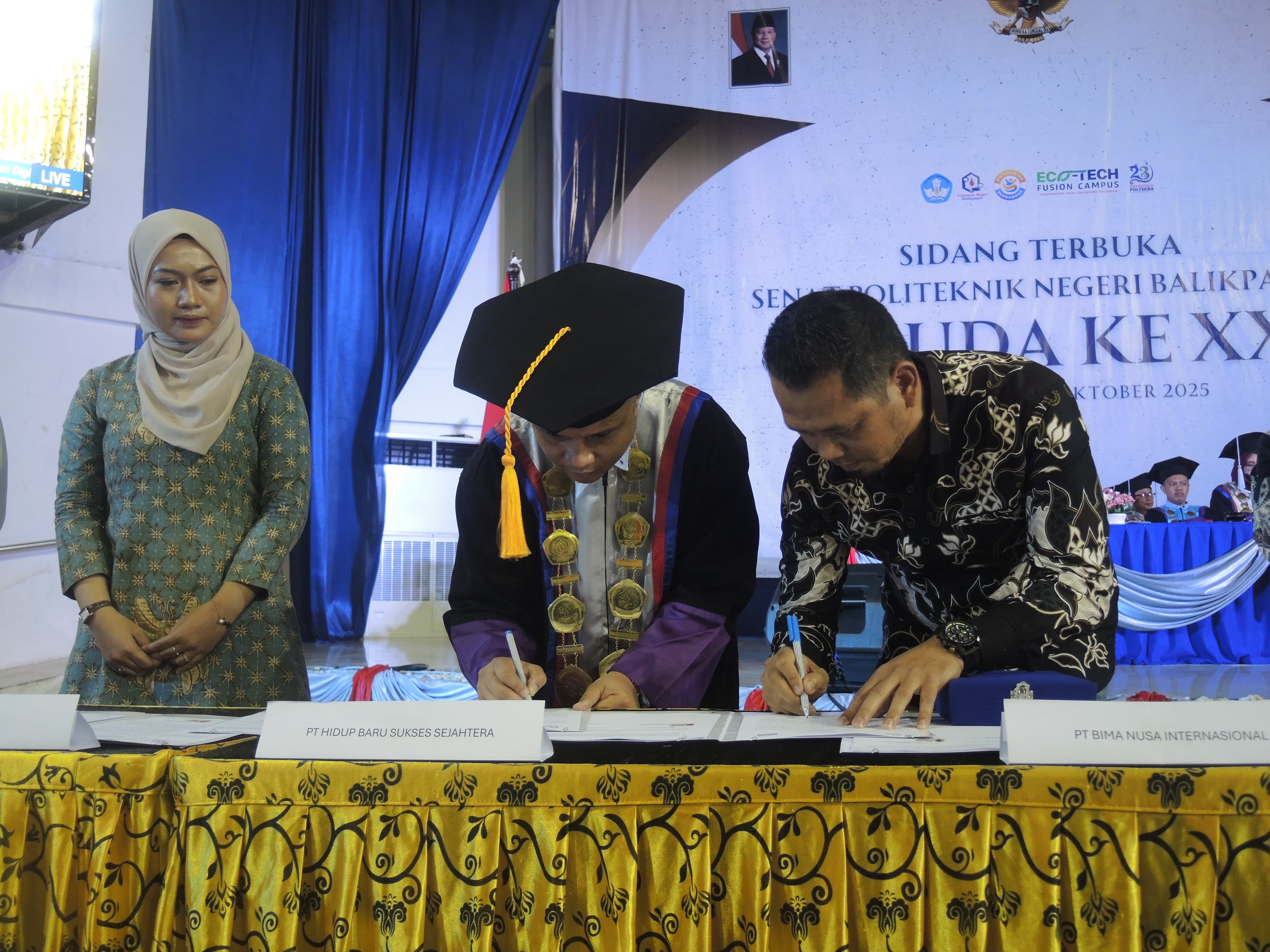 KERJA SAMA: MoU antara HBSM dan Poltekba dalam momen Wisuda ke-XXI Poltekba berlangsung Sabtu (11/10).