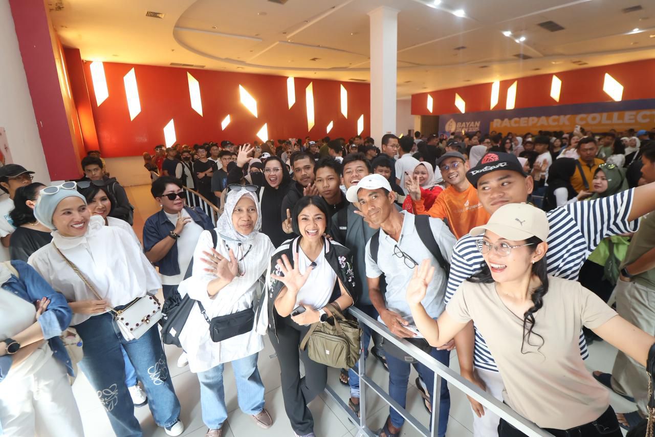 Artis sekaligus pelari Nirina Zubir (tengah) hadir dalam pengambilan racepack Bayan Run 2025 di Gedung Kesenian, Sabtu (11/10/2025).