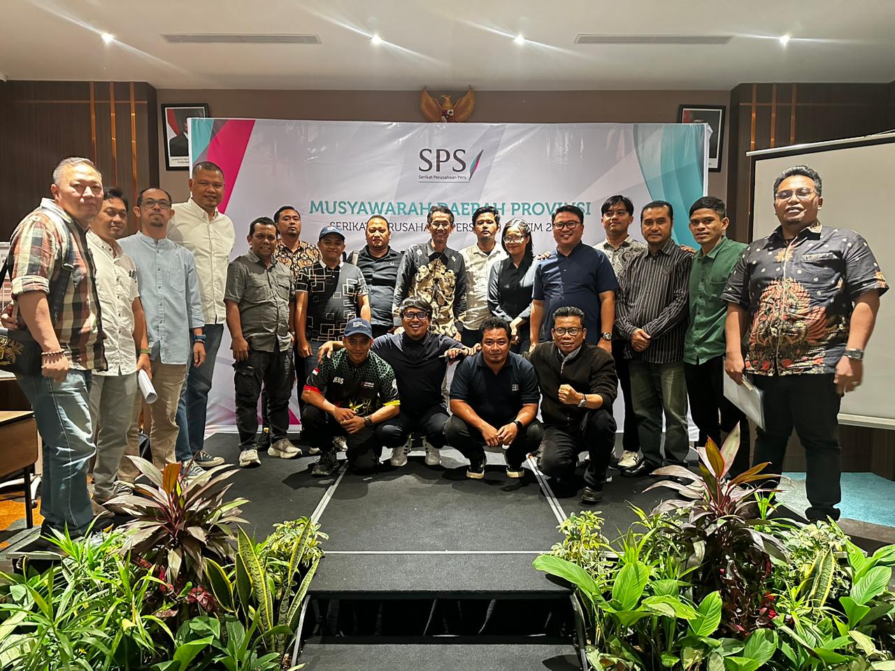 Ajid Kurniawan (tengah) bersama peserta Musdaprovlub SPS Kaltim setelah terpilih secara aklamasi sebagai ketua di Hotel Fugo Samarinda, Sabtu (11/10).