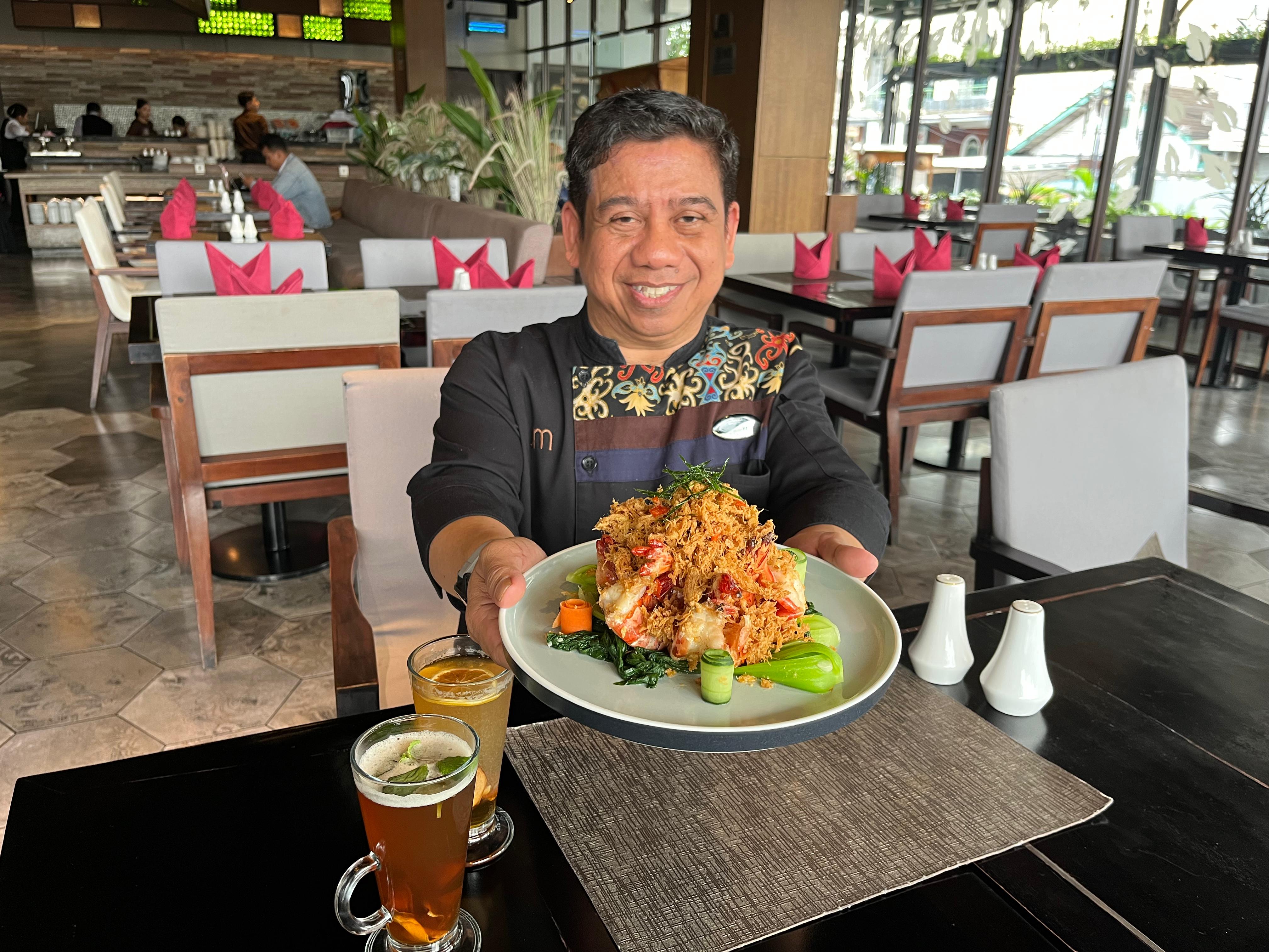 UDANG TELOR ASIN: Udang goreng disiram saus telur asin gurih dengan bumbu khas chinese, disajikan bersama pokcoy tumis dan nasi putih terpisah. Tersedia sepanjang Oktober.