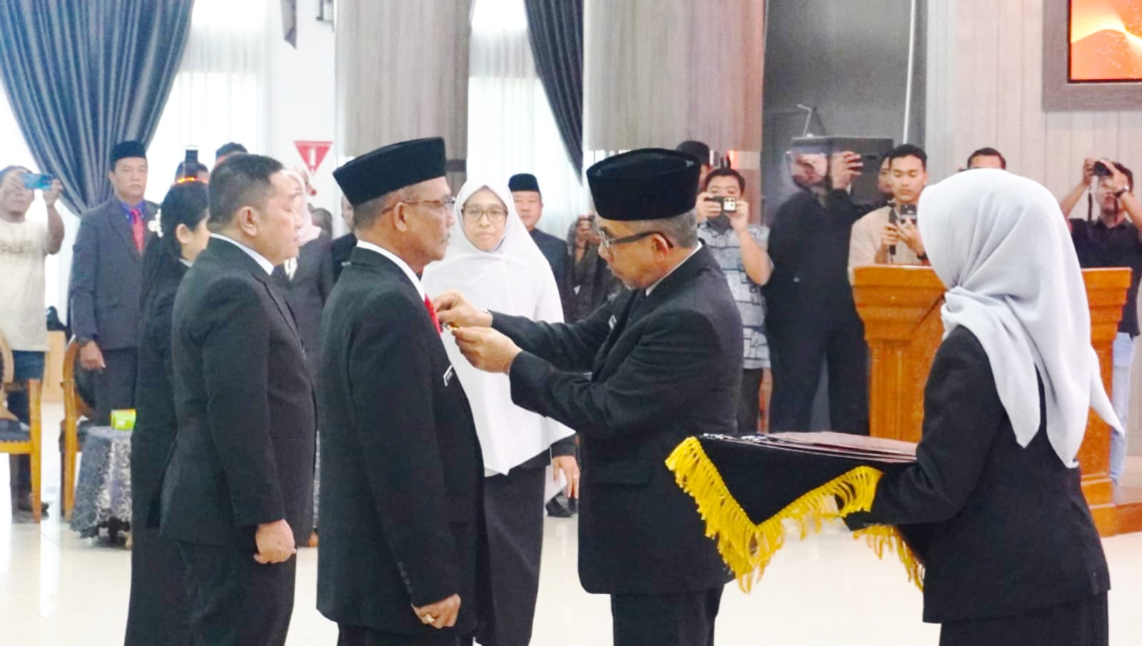 PENGABDIAN: Bupati Kutai Timur Ardiansyah Sulaiman menyerahkan tanda kehormatan Satyalancana Karya Satya 2025 di Gedung Serbaguna, Bukit Pelangi, Sangatta Utara, Sabtu (11/10).