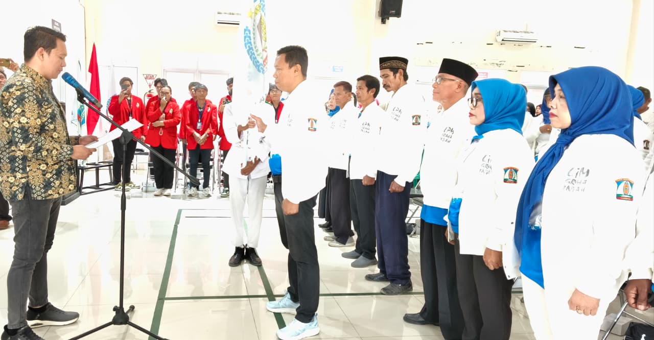 Sekretaris Kecamatan Balikpapan Utara Satriyo Taufieq mengukuhkan pengurus LPM Kelurahan Graha Indah periode 2025-2028.