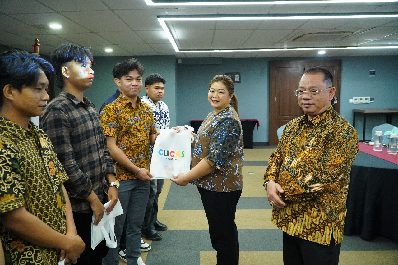 Bupati Mahulu Angela Idang Belawan didampingi Sekkab Stephanus Madang melepas putra putri Mahulu dalam program BIE-LN, Jumat (10/10/2025).