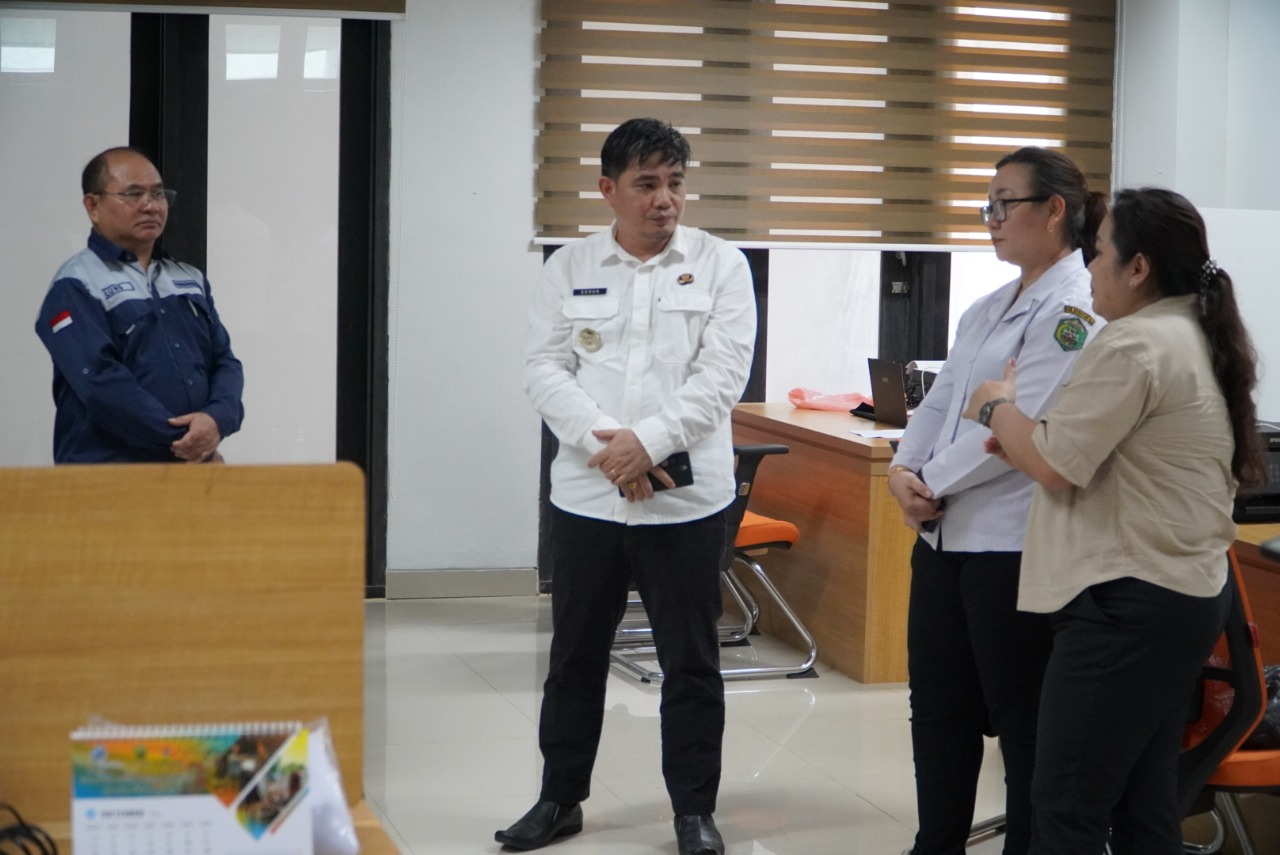 Wakil Bupati Mahulu, Suhuk berbincang-bincnag dengan beberapa pegawai di lingkungan Setkab Mahulu, Rabu (8/10/2025).