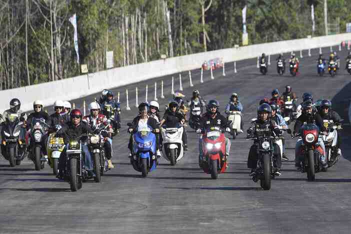 Presiden Jokowi Saat Mencoba Mengendarai Motor di IKN.