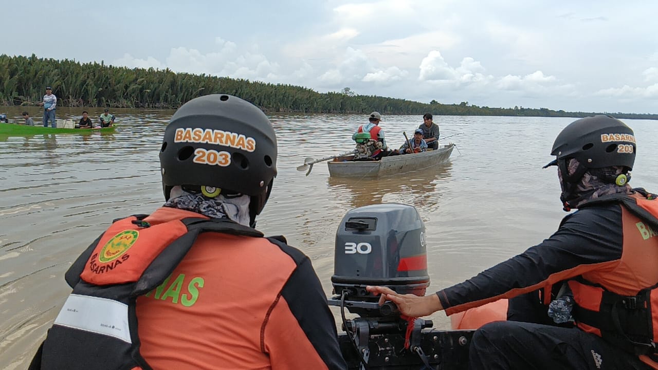 KERJA KERAS: Tim SAR Gabungan mengevakuasi korban yang selamat di perairan Muara Sungai Suaran, Berau.