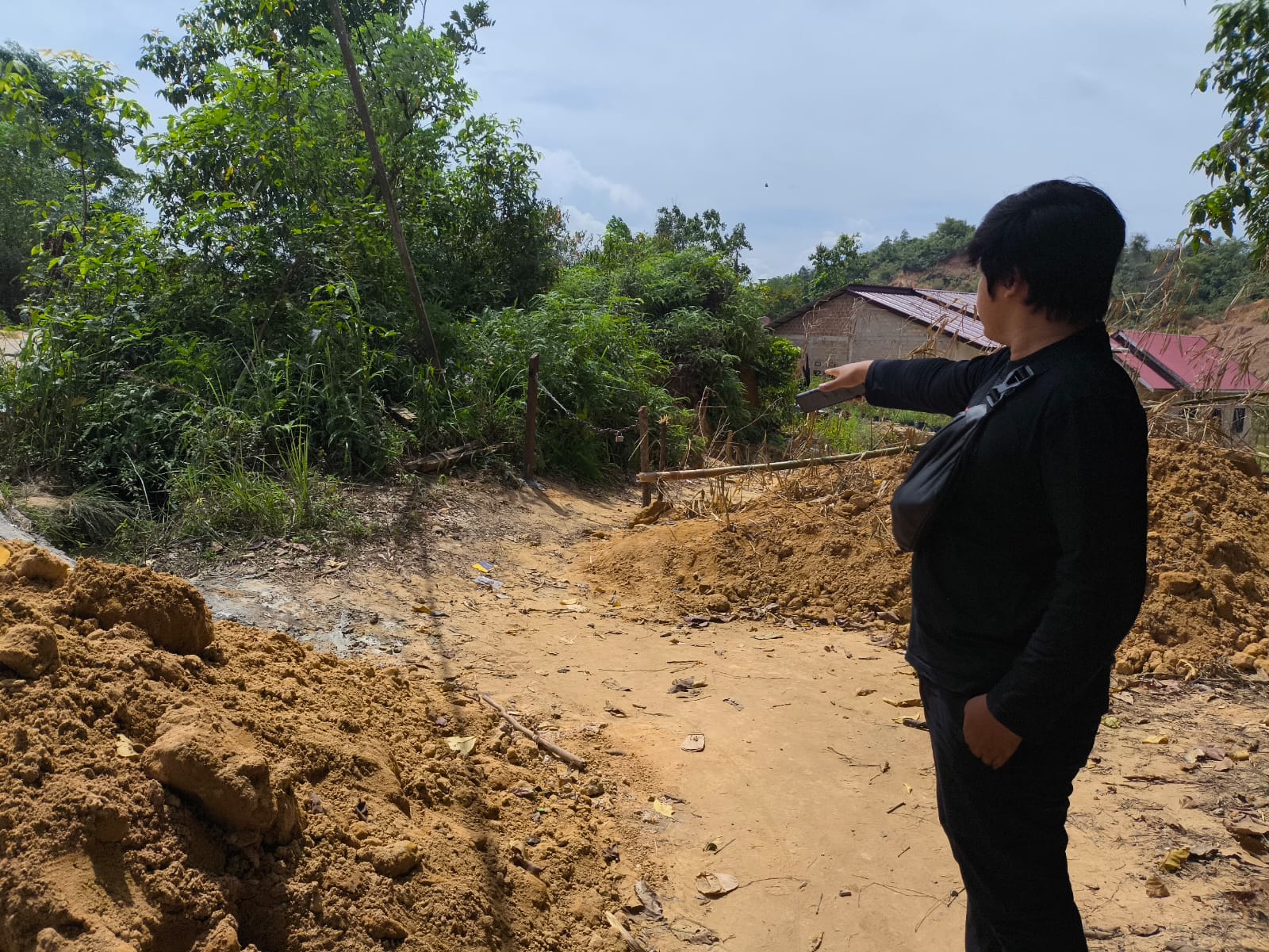 DITUTUP: Akses warga RT 01 Kelurahan Kanaan dipenuhi material penambangan galian C di sekitar lokasi permukiman warga tersebut.