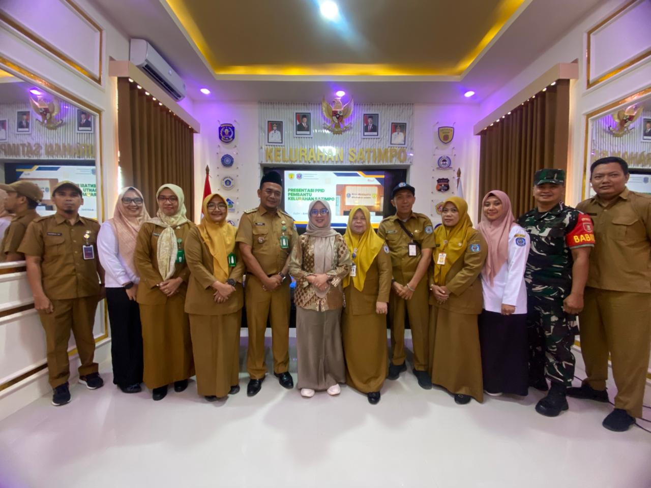 TINJAU: Dinas Komunikasi dan Informatika (Diskominfo) melakukan visitasi terkait penilaian keterbukaan informasi publik 2025 di Kelurahan Satimpo.