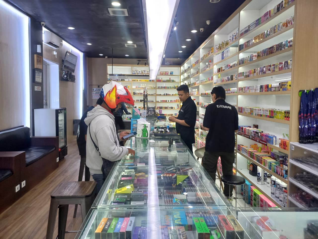 TERDAMPAK: Larangan penjualan liquid rokok elektrik di Indonesia kembali berembus, namun hal itu turut berimbas ke sektor lainnya.