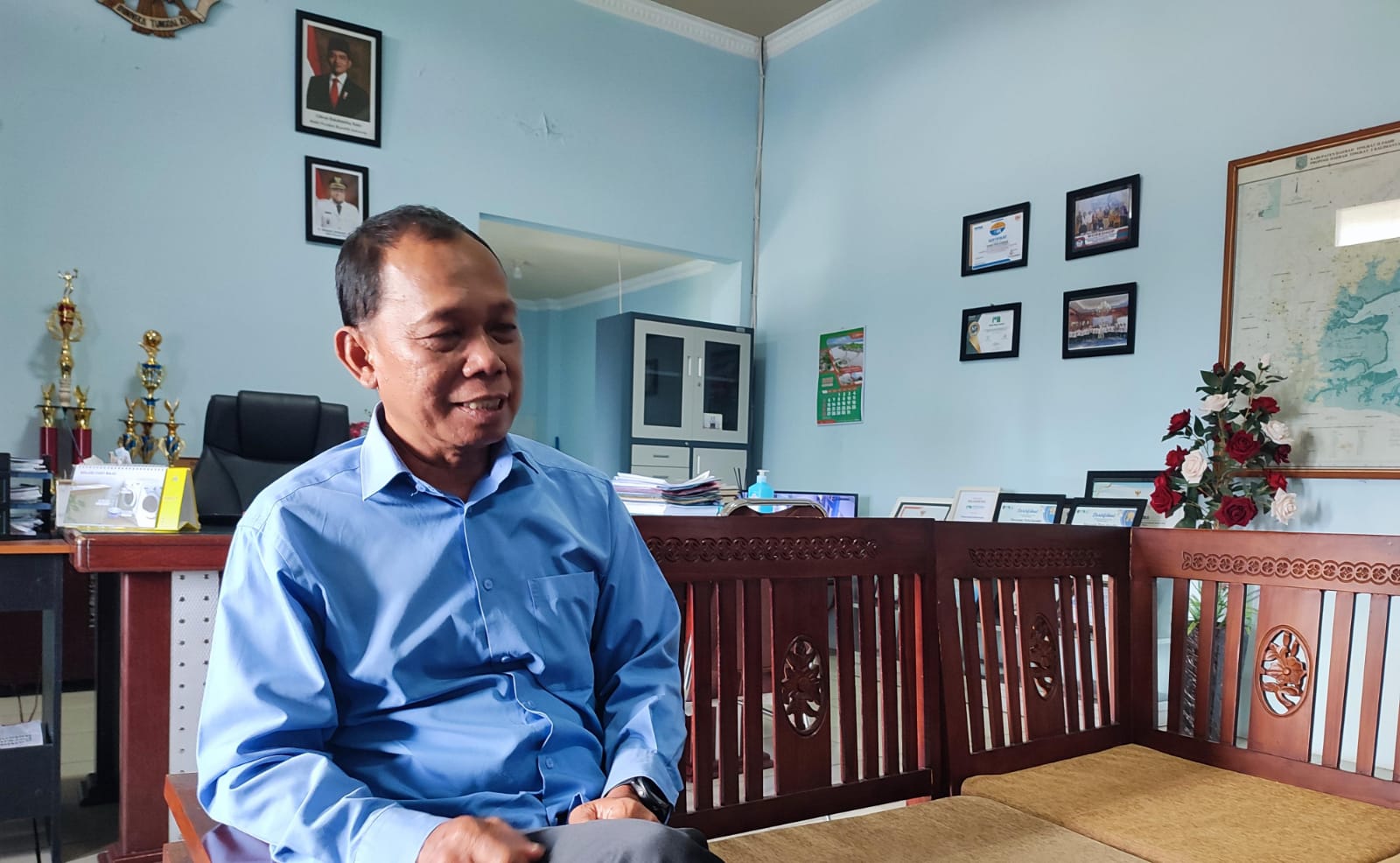 Direktur Perumdam Tirta Kandilo Paser Suryanto Agustono saat menjelaskan teknis distribusi air kepada Kaltim Post.
