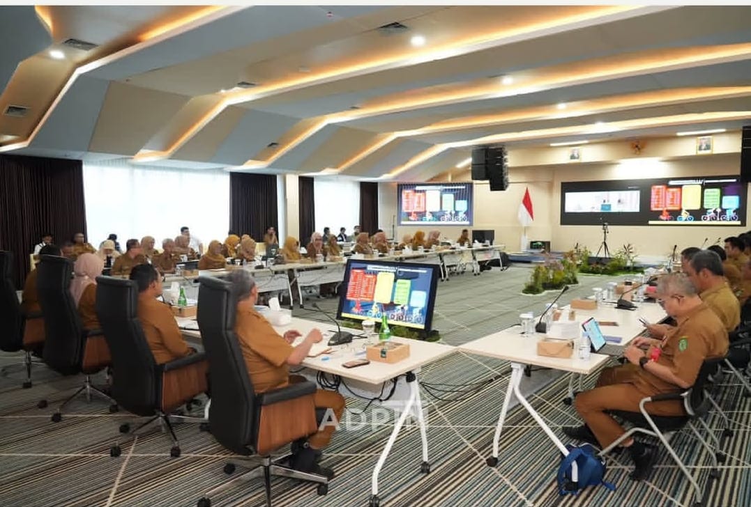 Gubernur Kaltim meminta OPD menekan sisa lebih perhitungan anggaran tak melebih 3persen di akhir tahun. Hal itu disampaikannya dalam briefing mingguan Pemprov Kaltim di BPKAD Kaltim, Senin (13/10).
