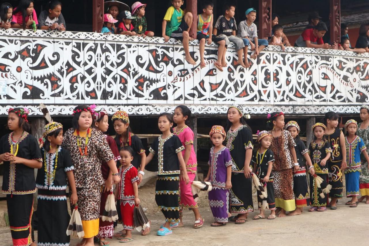 GENERASI: Anak-anak Dayak Bahau Busang di Mahakam Ulu. Generasi muda mulai asing dengan tradisi lisan bakung.