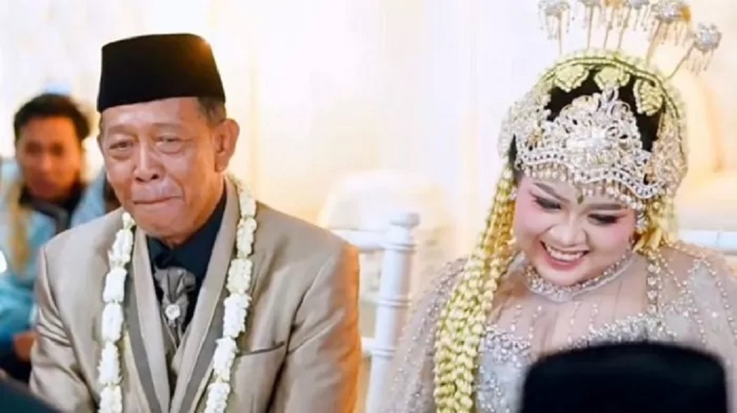 FANTASTIS: Kakek Tarman dan istri yang dinikahinya dengan mahar fantastis Rp 3 miliar.