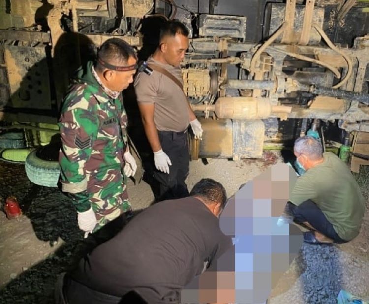 MUSIBAH: Petugas mengevakuasi sopir yang tewas akibat tertindih truk