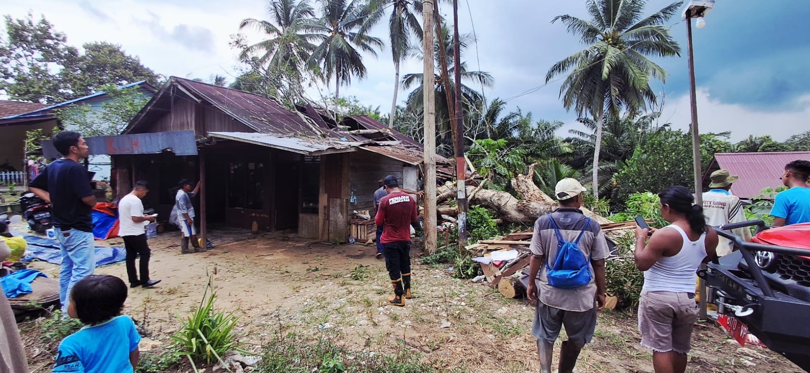 Kondisi rumah Sayem, warga Waru, setelah tertimpa pohon.