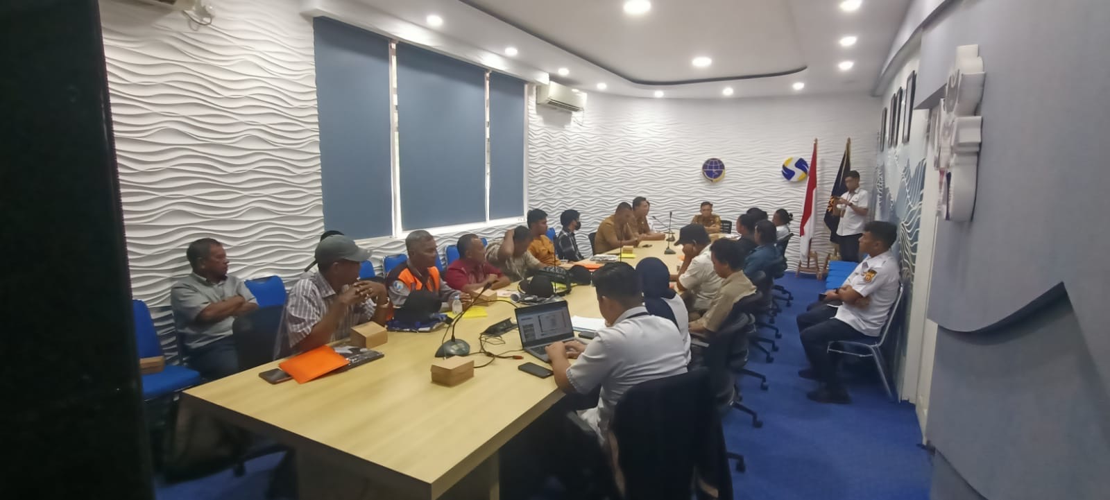 Belasan jukir khususnya di kawasan Citra Niaga mengikuti pelatihan di kantor Dishub Samarinda, Senin (14/10).