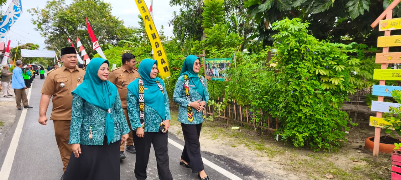 Wahyu Hernaningsih Seno Aji (depan tengah) didampingi Wakil Ketua TP-PKK Kota Balikpapan Khotijah Bagus Susetyo (ujung kanan), Ketua TP PKK Kecamatan Balikpapan Selatan Nabila Hakim dan Camat Balikpap