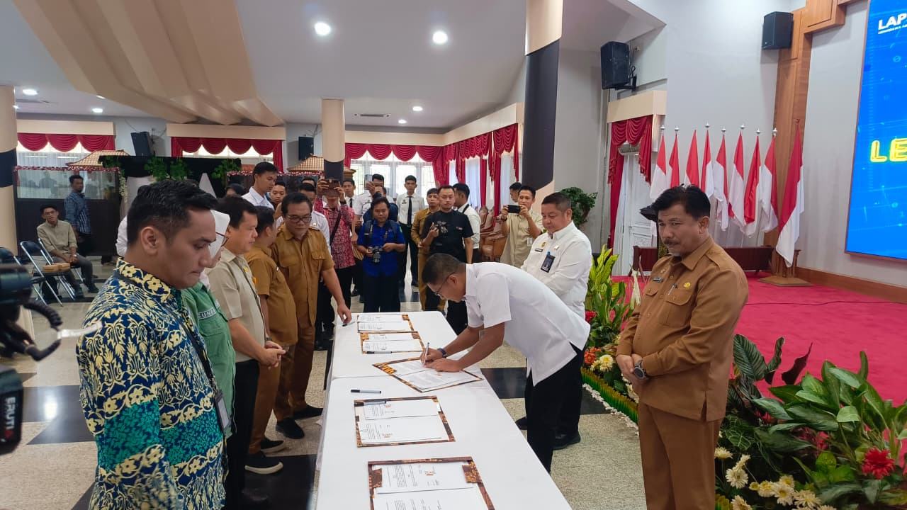 Penandatanganan kerja sama antara Lapas Kelas IIA Tenggarong dengan sejumlah instansi, sebagai langkah memperkuat pembinaan dan kemandirian warga binaan.  &nbsp;