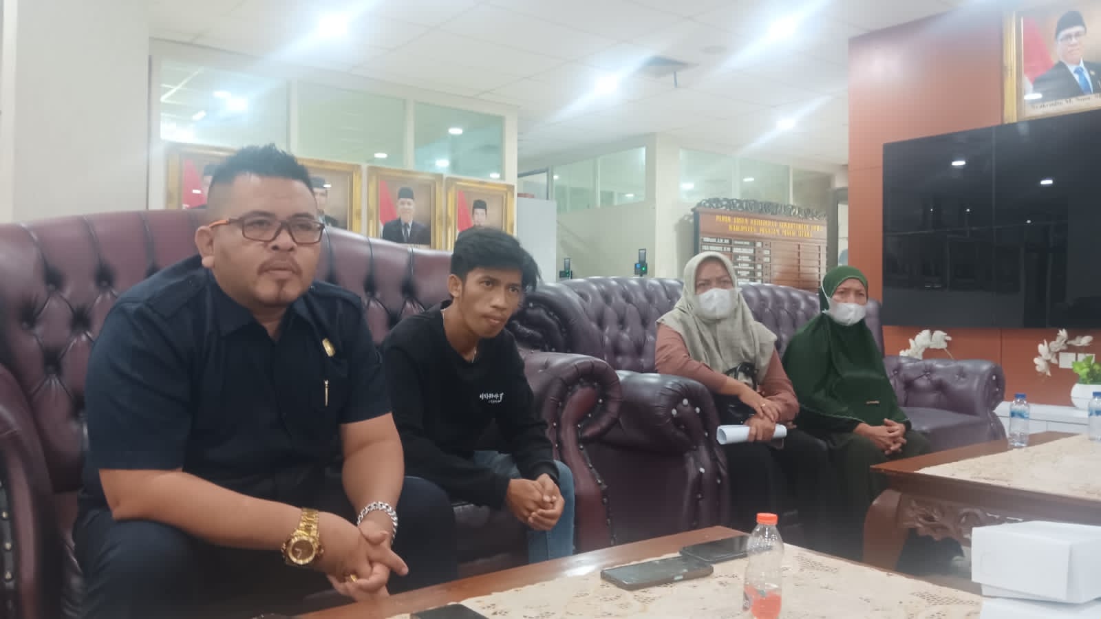 Rokhman Wahyudi (kiri) bersama Fahmi Rizal (dua kiri) serta kakak dan ibunya, Soraya (kanan).