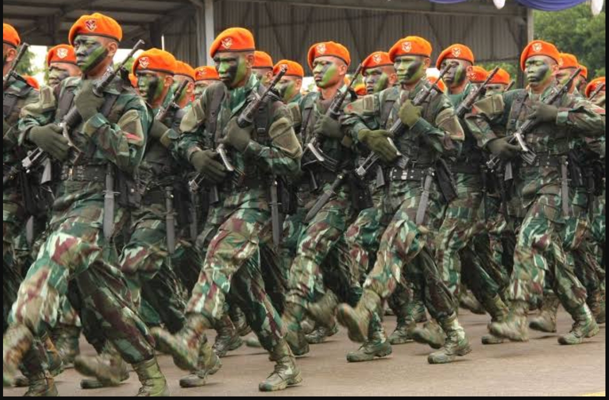 Prajurit Korpasgat TNI Angkatan Udara berbaris dalam upacara militer di Lanud Halim Perdanakusuma, Jakarta. (FOTO: IST)