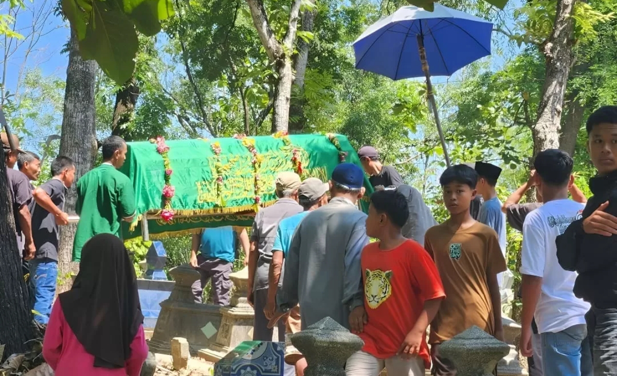 Warga mengantarkan jenazah Angga Bagus Perwira (12), siswa SMPN 1 Geyer yang diduga menjadi korban bullying, ke TPU di Desa Ledokdawan, Kabupaten Grobogan. (Foto Jawa Pos)