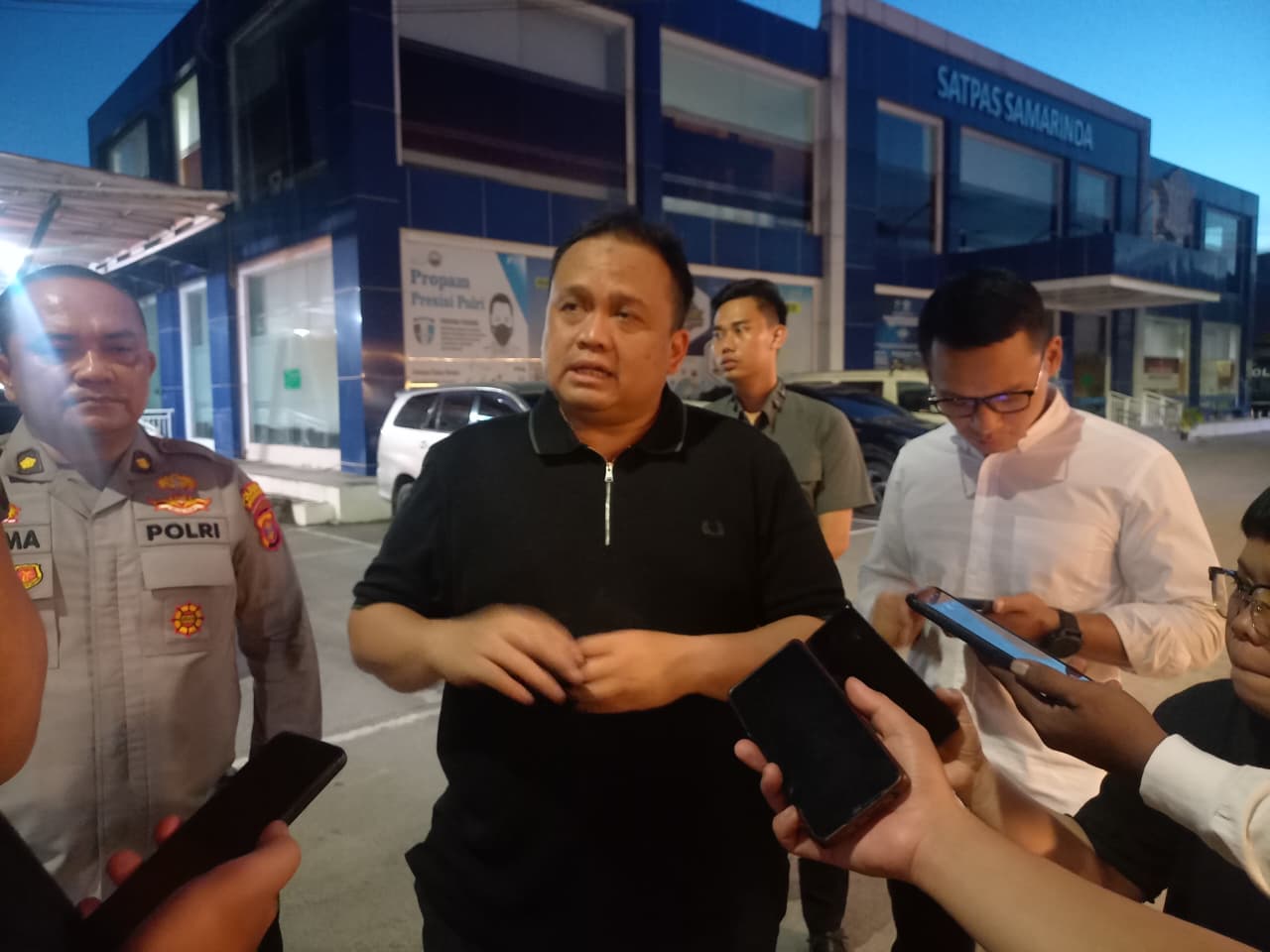 Kapolresta Samarinda Kombes Pol Hendri Umar diwawancarai awak media. (EKO PRALISTIO/KP)