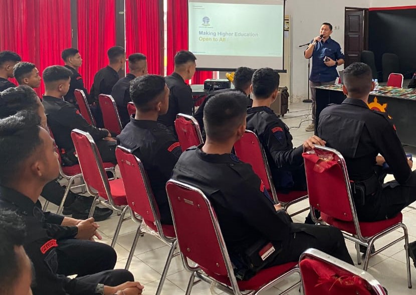 PENDIDIKAN: Personel Batalyon B Pelopor Brimob Polda Kaltim antusias mengikuti program pendidikan kuliah.