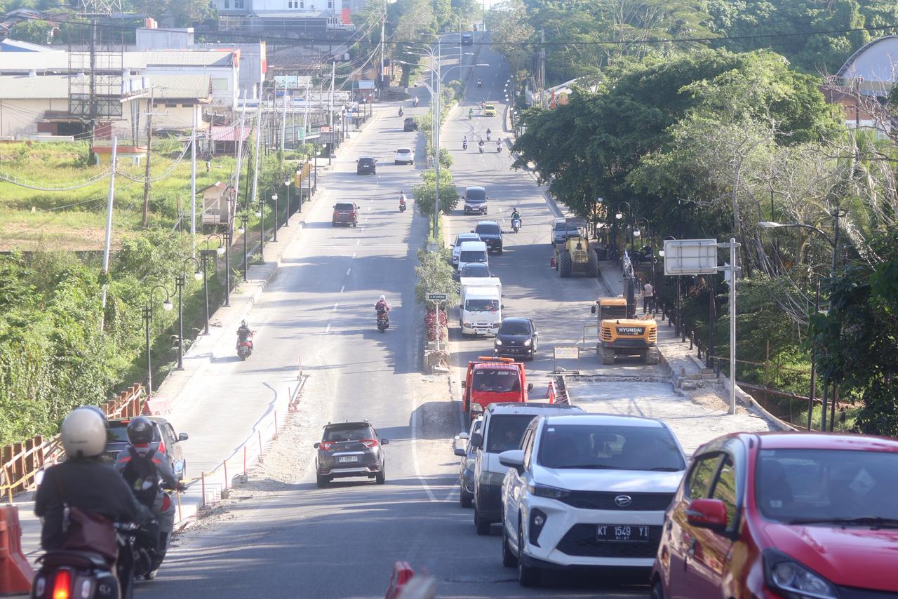 SOLUSI: Kondisi pekerjaan overlay Jalan MT Haryono depan Global Sport.