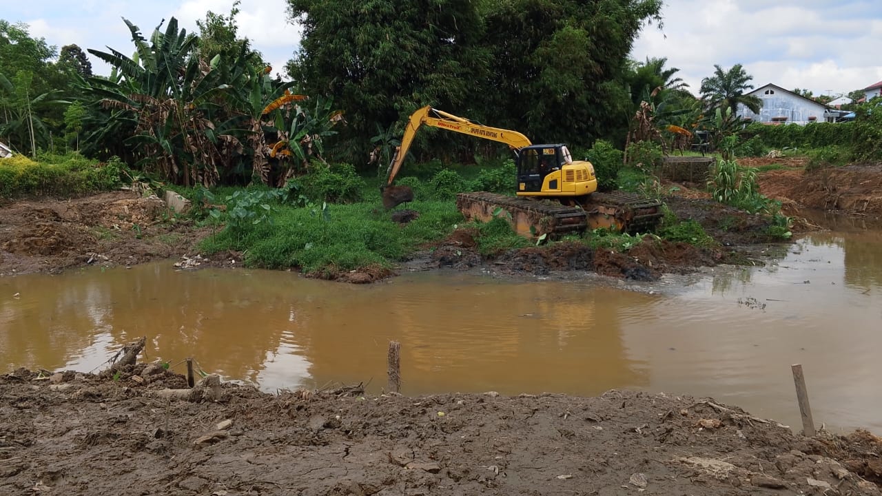 LANCARKAN ALIRAN: Upaya normalisasi polder di Perum BTN dikerjakan agar menampung debit air dari hulu dalam jumlah besar.