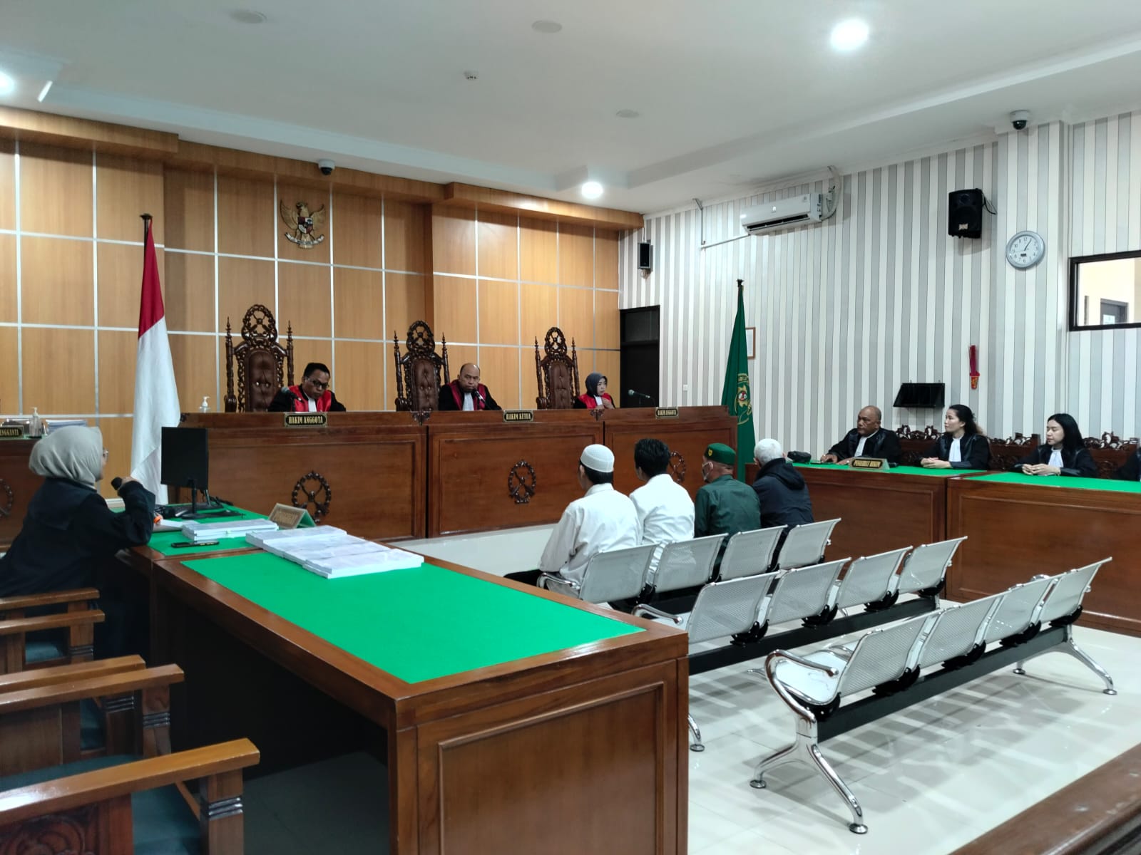 TUNTUTAN BERAGAM: Empat terdakwa dalam kasus penyertaan modal di PT Bara Kaltim Sejahtera menjalani sidang tuntutan di Pengadilan Tipikor Samarinda, Selasa (14/10). (BAYU/KP)