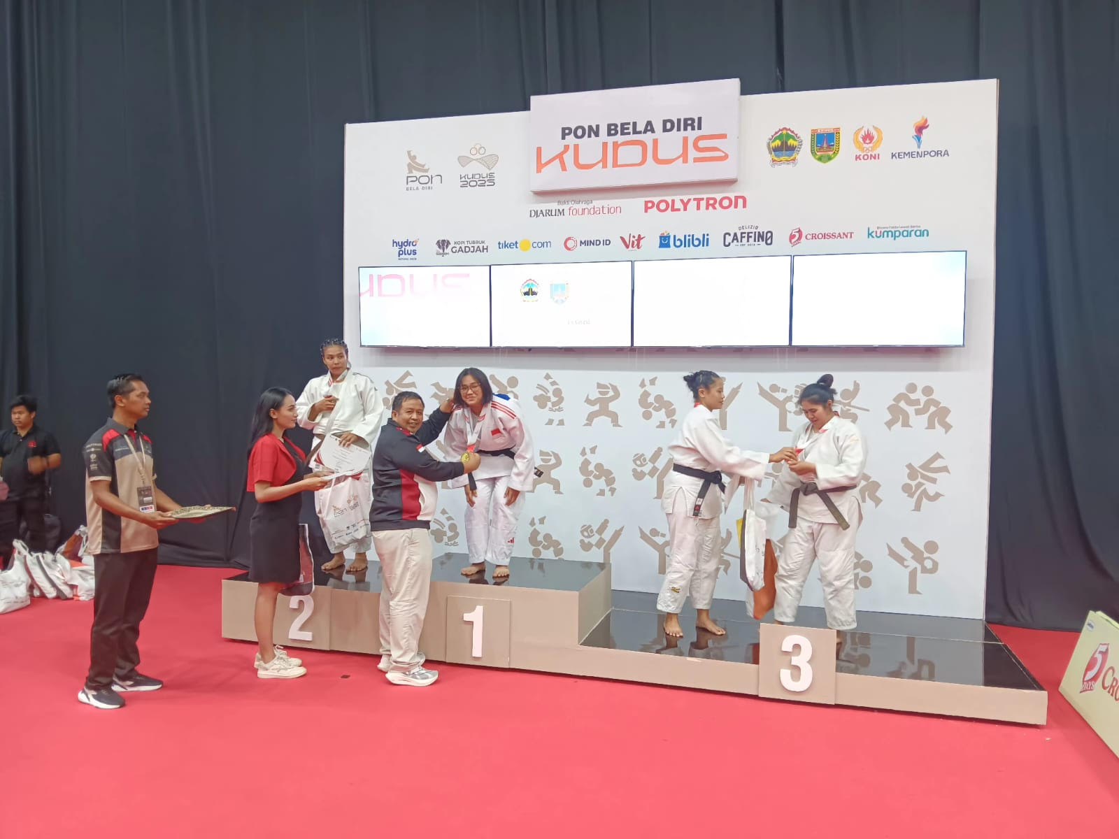 Foto lain, Ketua PJSI Kaltim Muslimin mengalungkan medali kepada para pemenang.