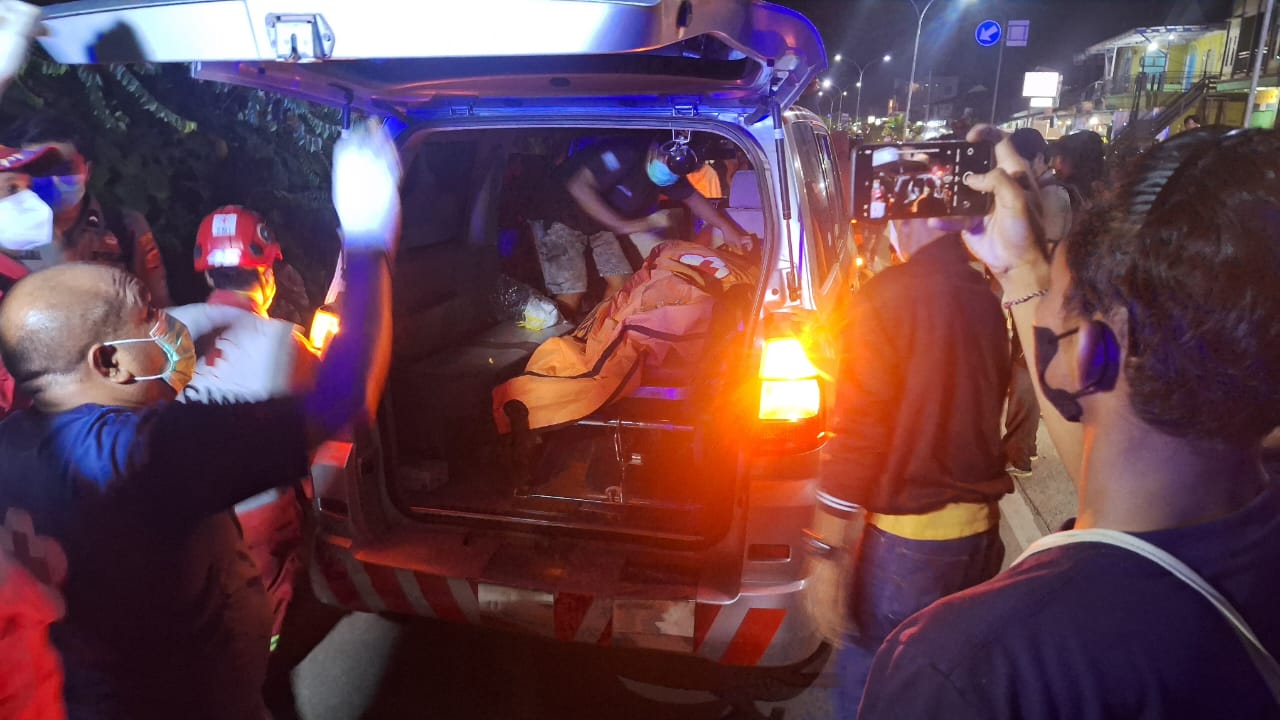 Polisi memeriksa lokasi penemuan mayat yang sempat menggegerkan warga Jalan Yos Sudarso 1, Sangatta Utara.  &nbsp;