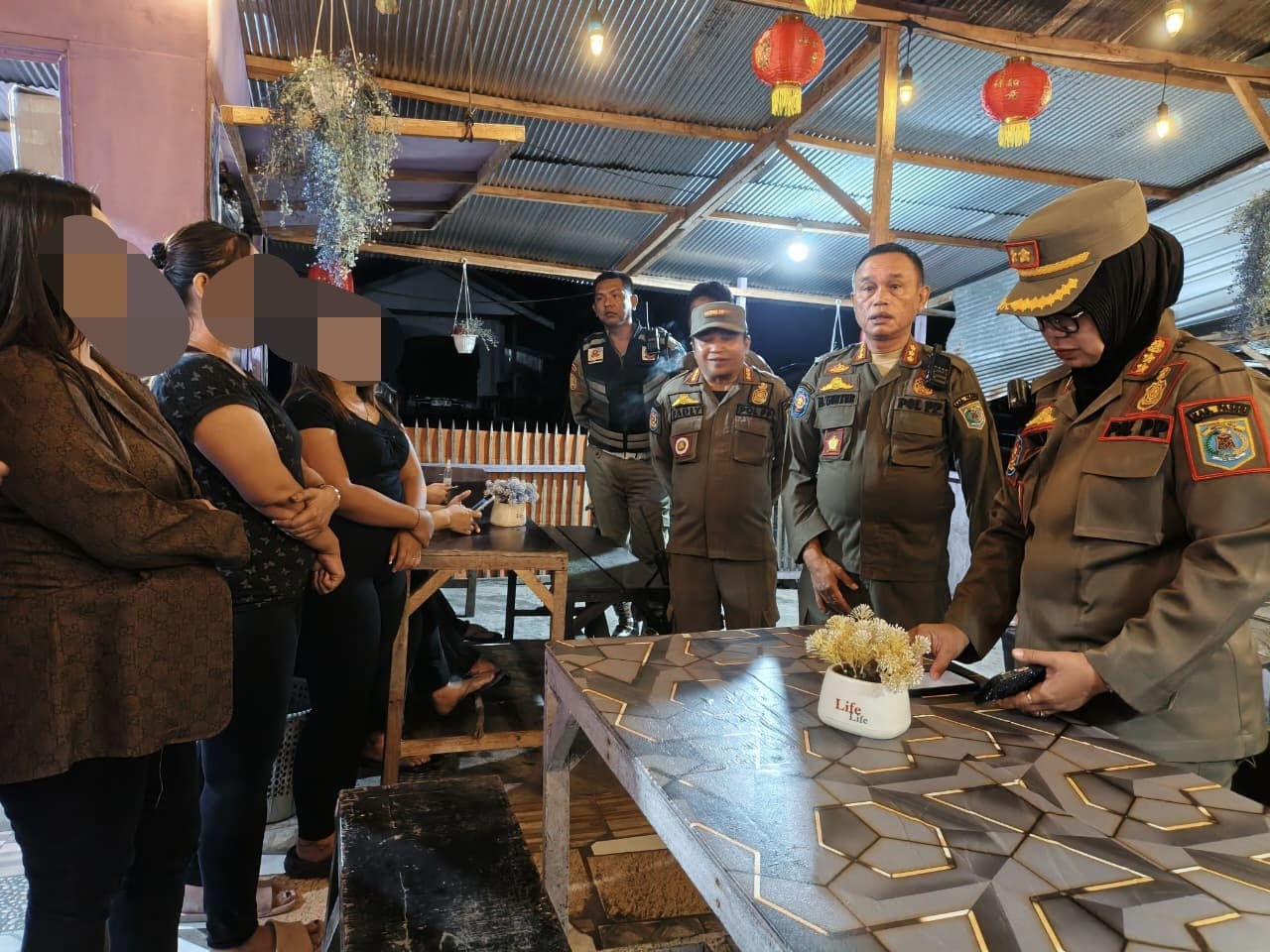 Satpol PP Paser merazia warung yang menjual miras di Gunung Rambutan, Kecamatan Kuaro akhir pekan lalu.