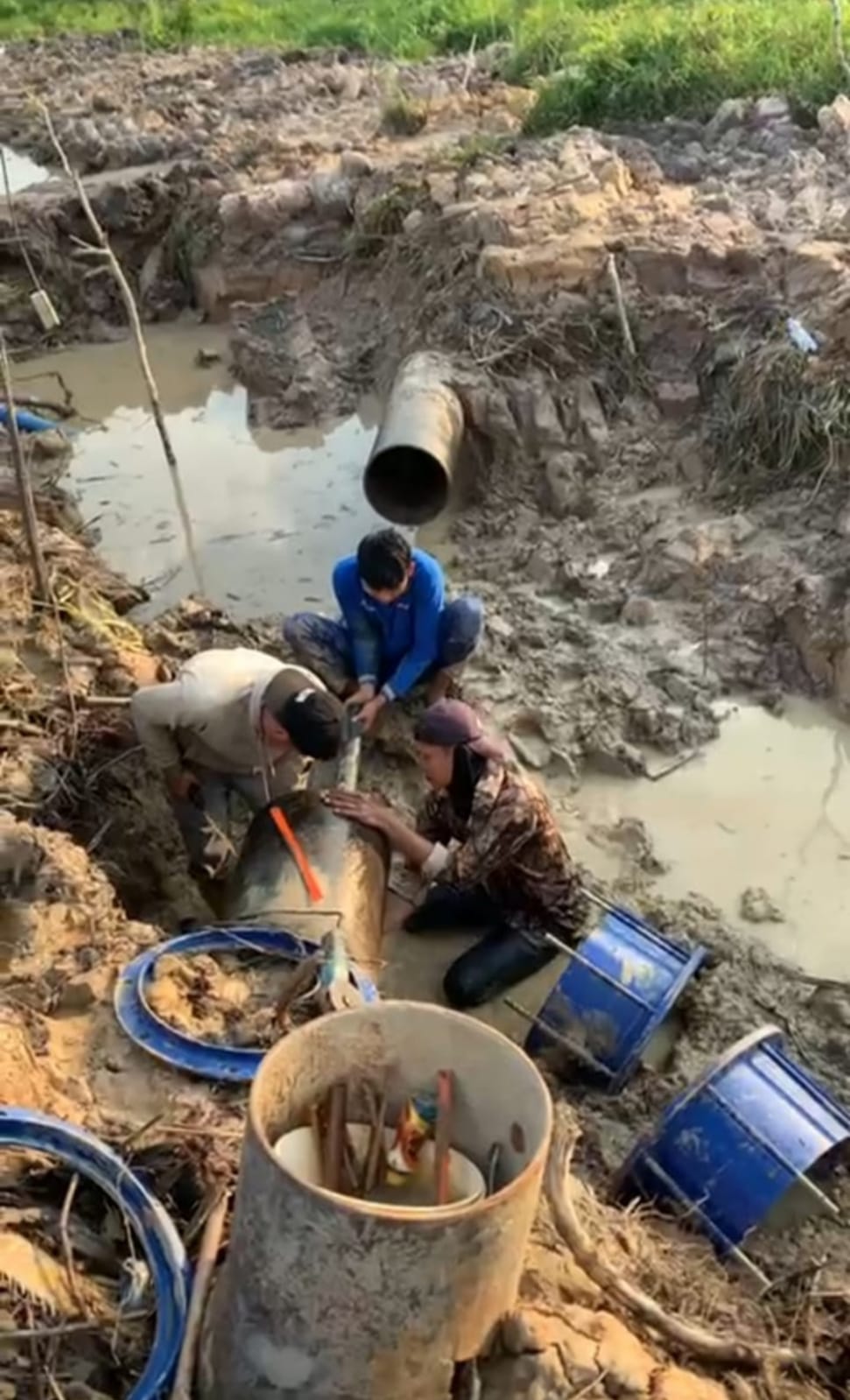Perumdam Tirta Kandilo Paser pasang ulang patok di tiap jalur pipa.
