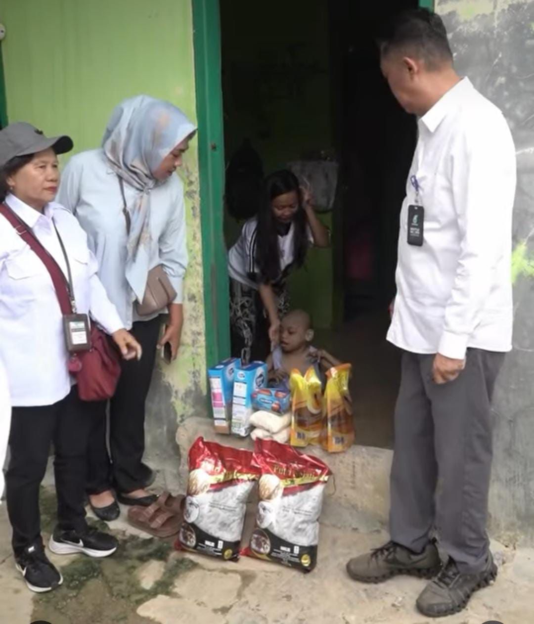 SERAHKAN BANTUAN: Kepala Dinas Sosial Edy Gunawan bersama Sekretaris, Kabid Rehabilitasi Sosial dan staf menyerahkan bantuan kebutuhan pokok kepada kelompok rentan di masyarakat.