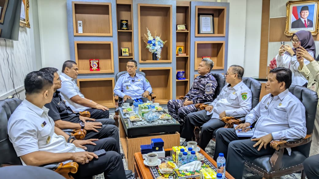 DISKUSI: Deputi Geopolitik Dewan Pertahanan Nasional (DPN) RI, Begi Hersutanto saat berdiskusi dengan Wakil Bupati Kutai Timur Mahyunadi , Rabu (15/10). (foto ist)