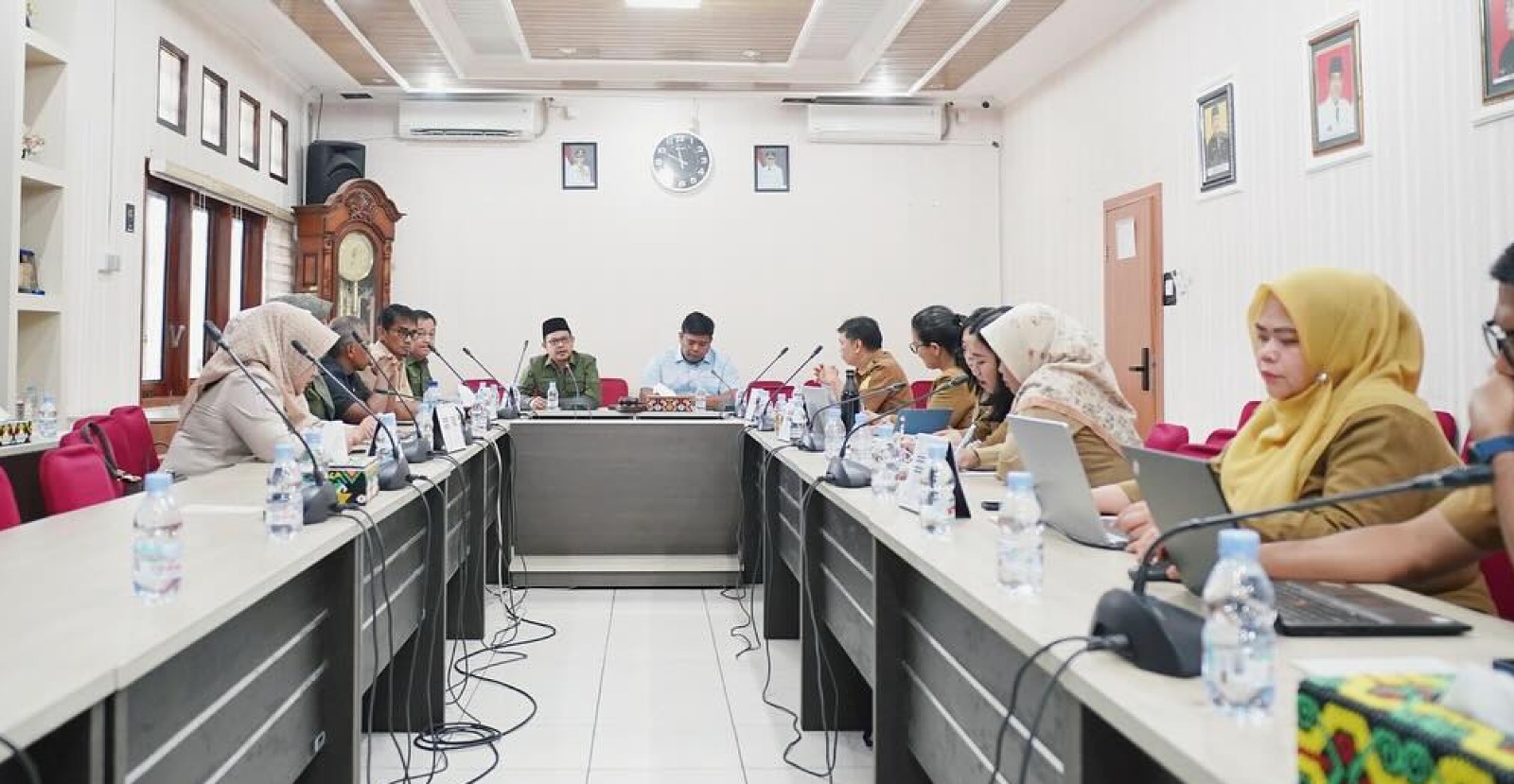 EVALUASI: Rapat Dengar Pendapat Komisi II DPRD Balikpapan bersama Dinas Perdagangan dan Disporapar, Senin (13/10). Rapat fokus evaluasi serapan anggaran dan percepatan pembangunan fisik di lapangan.