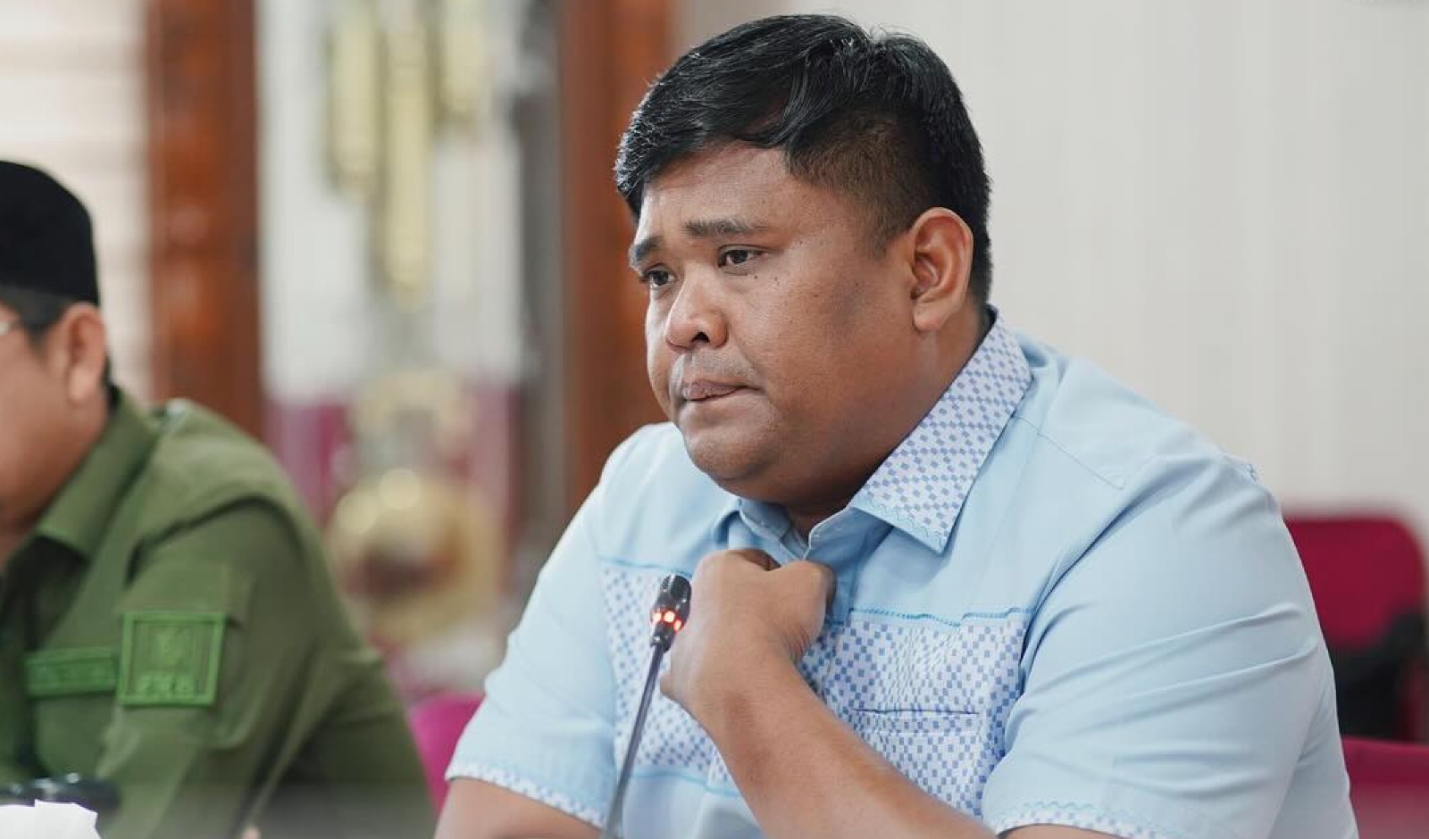 PIMPIN RAPAT: Ketua Komisi II DPRD Balikpapan, Fauzi Adi Firmansyah, memimpin Rapat Dengar Pendapat (RDP) bersama Dinas Perdagangan dan Disporapar Kota Balikpapan, Senin (13/10/2025).
