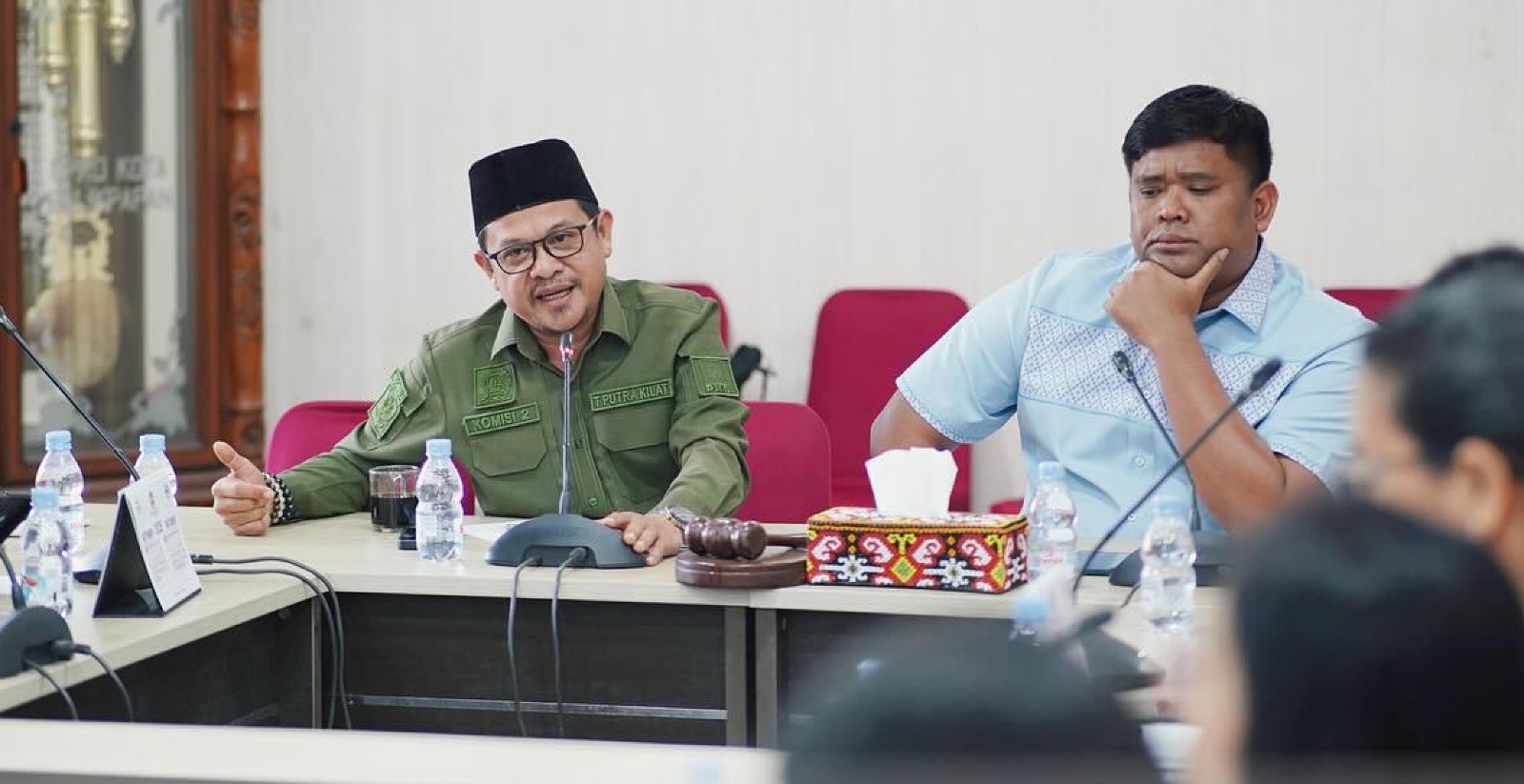 BAHAS PASAR: Anggota Komisi II DPRD Balikpapan, Taufik Qul Rahman (kiri) saat RDP dengan dua mitra kerja, membahas progres pelaksanaan kegiatan prioritas dan kesiapan proyek Pasar Blok D.