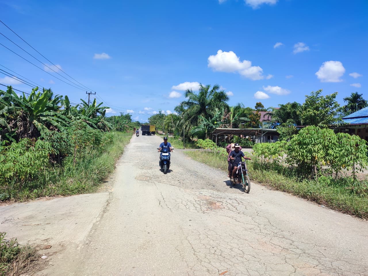 Jalan di Desa Rantau Panjang menuju Desa Muara Pasir di Kecamatan Tanah Grogot, Paser