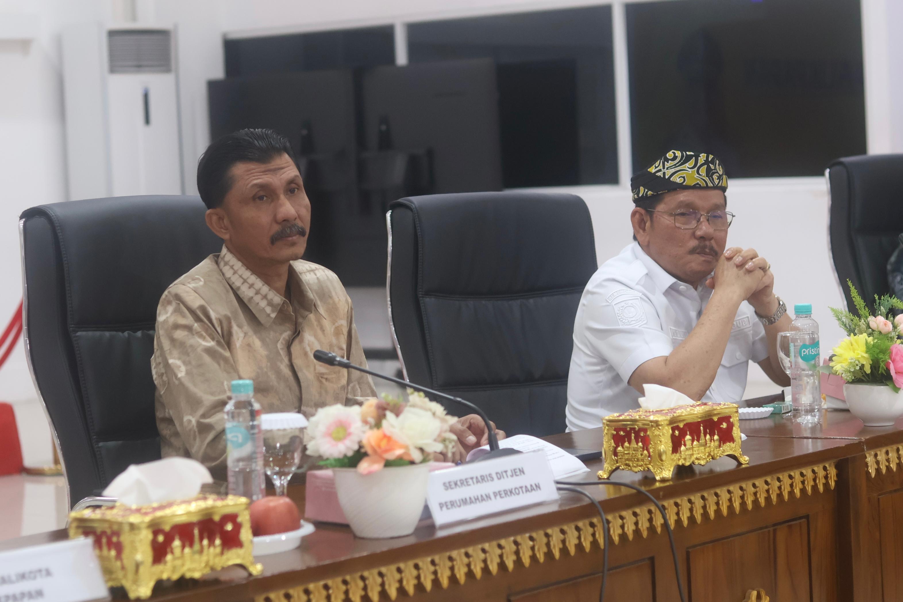 Sekretaris Ditjen Perumahaan Perkotaan Kementerian PKP Nasrullah (kiri) saat berada di Aula Balai Kota Balikpapan, Rabu (15/10).