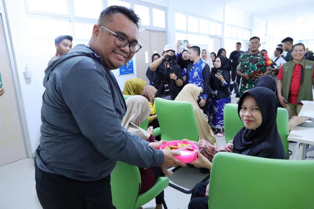 Bupati Kukar Aulia Rahman Basri saat meninjau Puskesmas Kahala, Kecamatan Kenohan.  &nbsp;