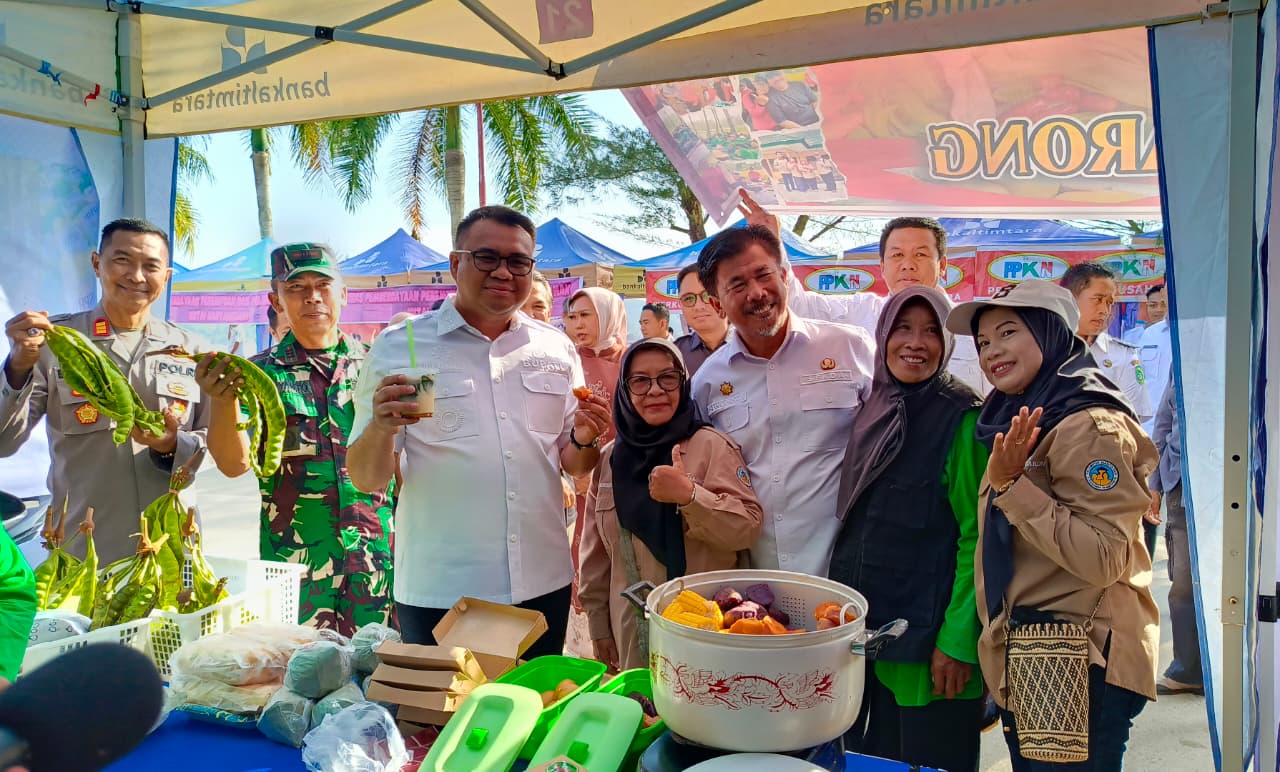Bupati Kukar Aulia Rahman Basri bersama Sekkab Sunggono dan jajaran FKPD meninjau stan GPM di Taman Creative Park, Tenggarong, Rabu (15/10/2025).  &nbsp;