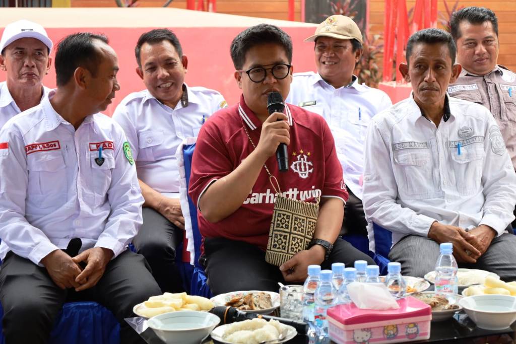 Wabup Kukar Rendi Solihin saat berkunjung ke Kecamatan Kota Bangun.  &nbsp;
