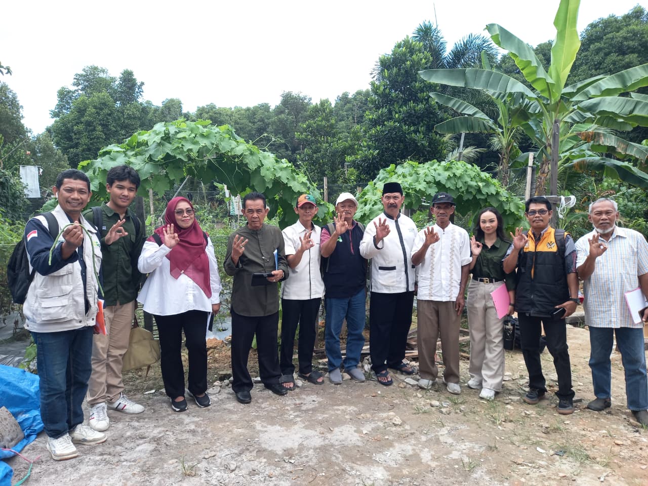 Pengurus Masjid Jami Luqmanul Hakim dan tim penilai di halaman kebun samping masjid, Rabu (15/10).