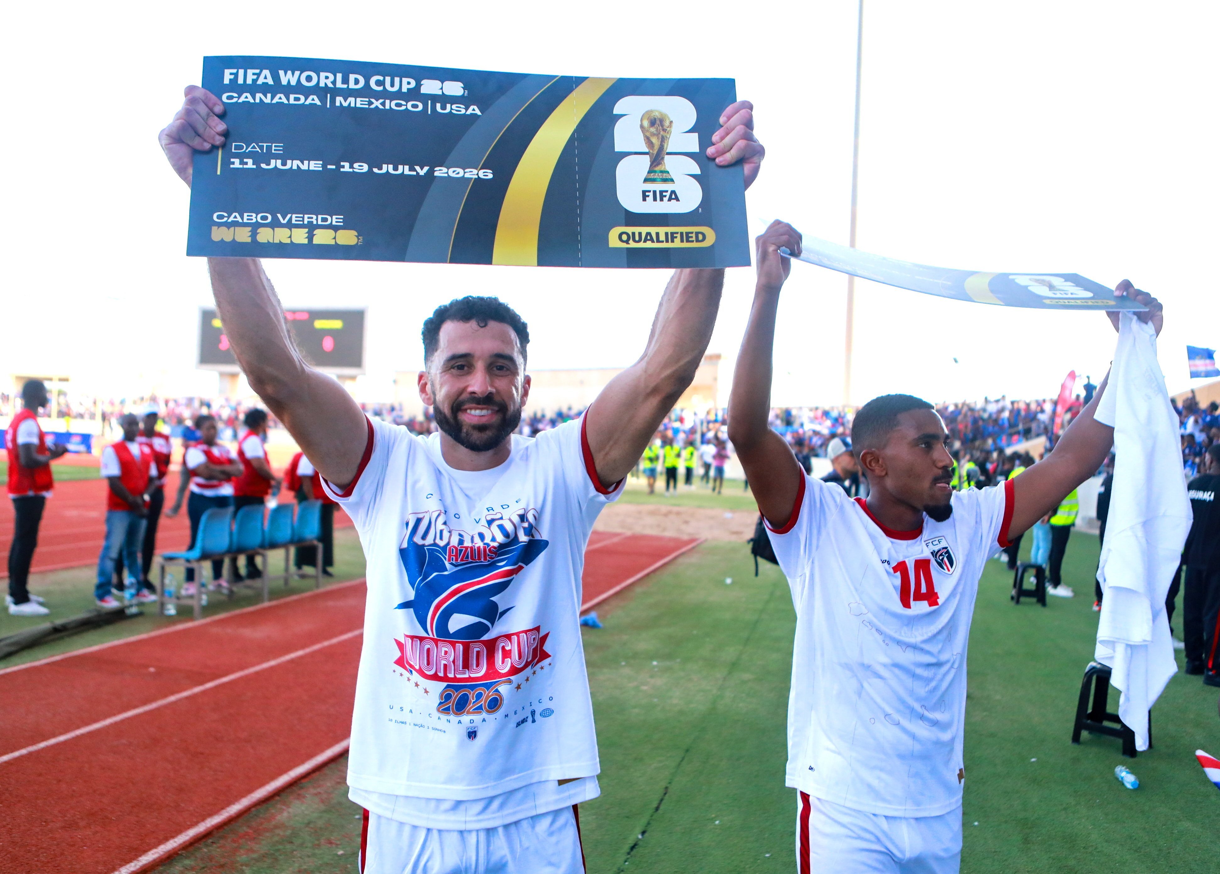 Pico, bek tengah Tanjung Verde, mengangkat banner seperti tiket lolos ke putaran final Piala Dunia 2026.