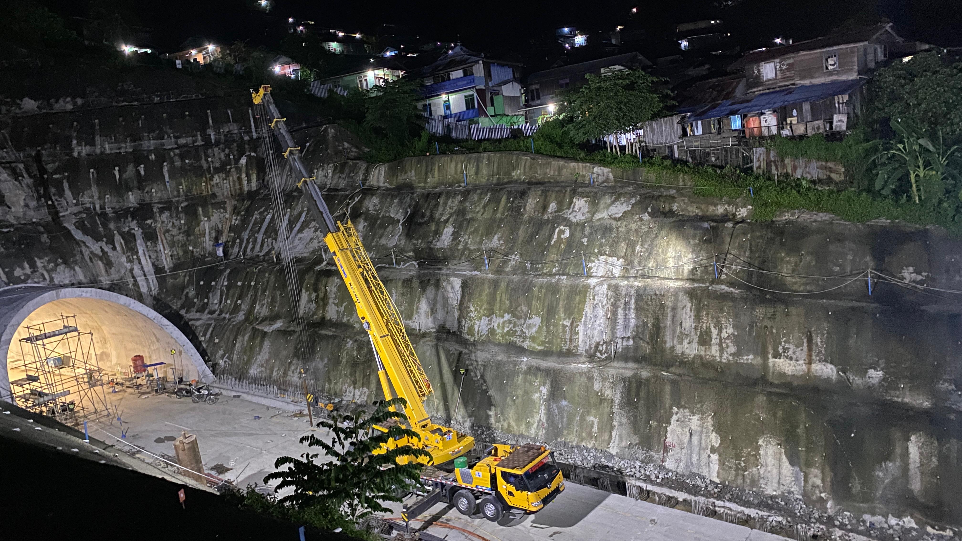 BIKIN RESAH: Warga yang bermukim di sekitar proyek pembangunan terowongan di Jalan Kakap, RT 19, Kelurahan Sungai Dama, Kecamatan Samarinda Ilir, mulai merasa tidak tenang.